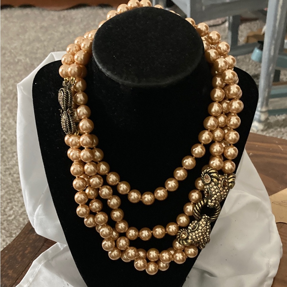 Luxurious Gold Pearl Necklace with Ornate Accents